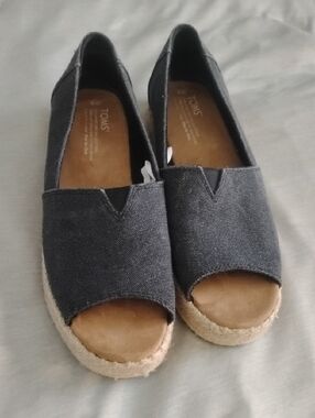 TOMS Women's Dark Gray Canvas Espadrille Peep-Toe Slip-Ons